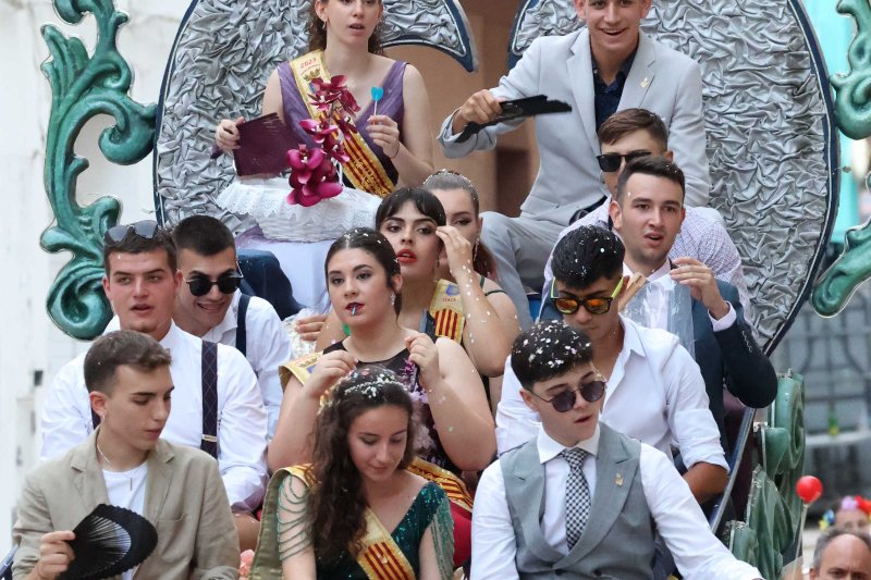 Les carrosses de Gata omplin el recorregut d’enginy, confeti,… i crítiques per l’entrada de bous “sorpresa” Les carrosses de Gata omplin el recorregut d’enginy, confeti,… i crítiques per l’entrada de bous “sorpresa”